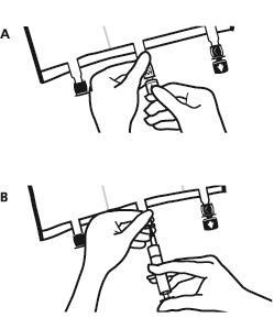 Mano che tiene una siringa preriempita collegata a un dispositivo di sicurezza e che la prepara per l