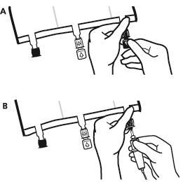 Mano che tiene un dispositivo di iniezione autoattivante con ago rivolto verso il basso e pulsante di rilascio visibile