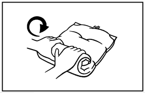 Mano che afferra e ruota un tampone sterile avvolto in una garza bianca con freccia curva che indica la direzione