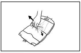 Mano che stringe una bustina di farmaco con una freccia che indica la direzione di apertura e una seconda freccia verso il basso