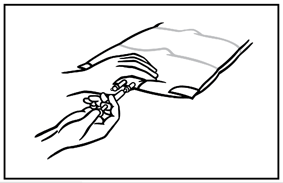 Mano che afferra una penna per insulina con l