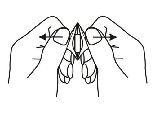 Due mani che stringono una fiala di vetro con un