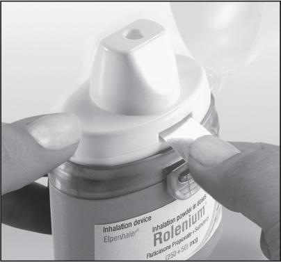 Dispositivo inalatorio Elpenhaler Rolenium con polvere da inalare, tenuto tra due dita che aprono una bustina sigillata