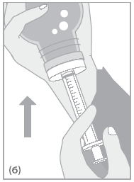 Mano che tiene una siringa pre-riempita collegata a un dispositivo di infusione con freccia direzionale verso l