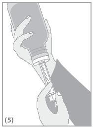 Mano che afferra una siringa preriempita con stantuffo a vista e ago collegato per l