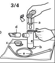 Mano che applica un tappo su una fiala, accanto a un dispositivo per la diluizione con ago e contenitore, e accessori inclusi