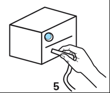 Mano che inserisce una cannula in un contenitore cubico trasparente con un