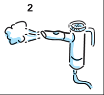 Mano che spruzza un farmaco da un erogatore nasale con getto diretto verso la narice e tubicino collegato