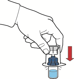 Mano che preme un cilindro blu su una fiala trasparente contenente liquido blu con una freccia rossa indicante la direzione