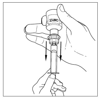 Mano che avvita una siringa a un flacone di medicinale con l
