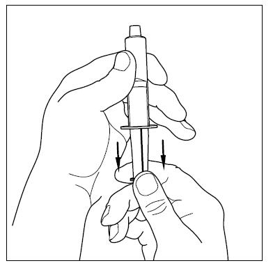 Mano che tiene una penna per iniezione con l