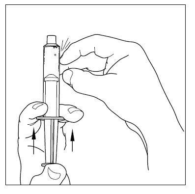 Mano che tiene una siringa preriempita con ago rivolto verso il basso e frecce nere che indicano la direzione del movimento