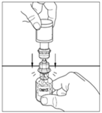 Mano che tiene un flaconcino e collega un adattatore a un altro flaconcino sottostante con frecce direzionali