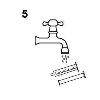 Rubinetto stilizzato con acqua che gocciola su una siringa e un ago da iniezione posizionati orizzontalmente