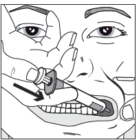 Persona che tiene un dispositivo spray in bocca con le labbra socchiuse e una freccia che indica la direzione