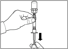 Mano che tiene una siringa preriempita con ago rivolto verso il basso e freccia nera che indica la direzione di pressione