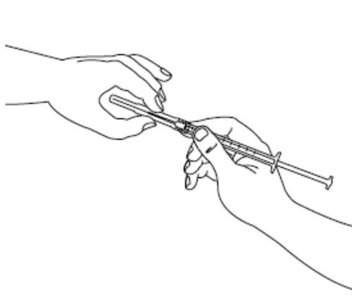 Due mani che maneggiano una siringa preriempita con ago rivolto verso l