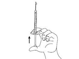 Mano che afferra una siringa con ago rivolto verso l