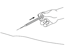Mano che impugna una siringa con ago inserito nella pelle, freccia nera indica la direzione di iniezione sottocutanea