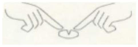 Due mani che stringono un oggetto ovale con le dita rivolte verso il basso e i polsi leggermente piegati