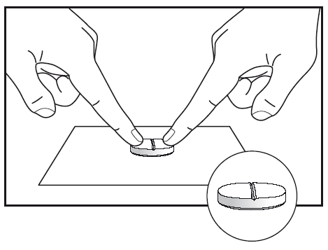 Due mani che posizionano un cerotto adesivo su una base rettangolare con un ingrandimento circolare del cerotto stesso