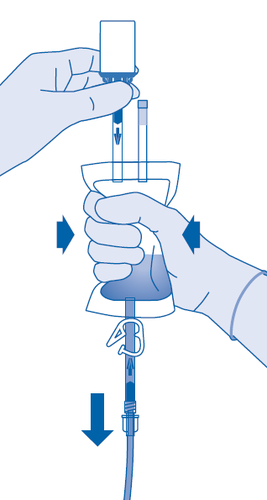 Mano che inserisce un iniettore auto-applicativo su un braccio con frecce blu che indicano la direzione di inserimento e pressione