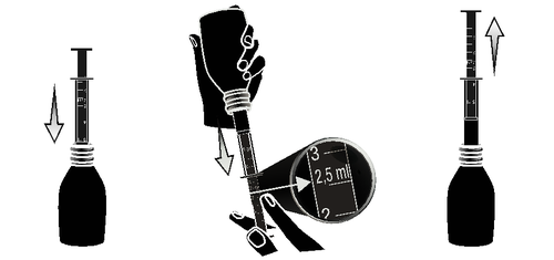 Mano che tiene una siringa preraempita con ago inserito, frecce indicano direzione di iniezione e scala graduata mostra 2,5ml