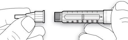 Mani che assemblano un adattatore grigio a una siringa trasparente graduata con numeri e unit&agrave; di misura