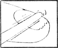 Mano che tiene una siringa inclinata, ago inserito sotto la pelle, tecnica di iniezione sottocutanea illustrata in bianco e nero