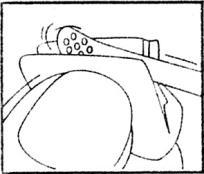 Mano che tiene una penna per iniezione pre-riempita con l