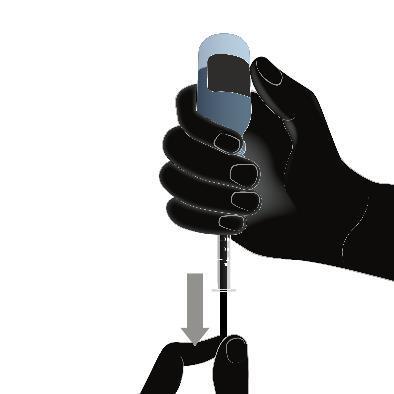 Mano che tiene una siringa preriempita con ago rivolto verso il basso e freccia grigia che indica la direzione di inserimento