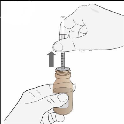 Mano che estrae farmaco liquido da flaconcino marrone con siringa trasparente freccia indica direzione di aspirazione