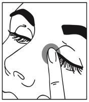 Mano che applica delicatamente una goccia di collirio nell