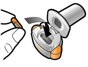 Dispositivo inalatorio con cartuccia arancione inserita, freccia nera indica la direzione di inserimento