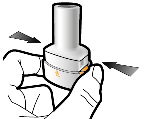 Mano che tiene il dispositivo autoiniettante con frecce che indicano la pressione e il rilascio del pulsante arancione