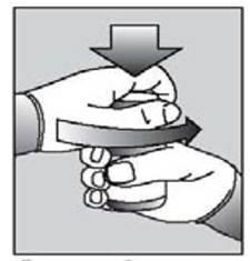 Mani che tengono un dispositivo autoiniettante con freccia nera che indica la direzione di rotazione