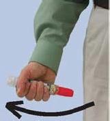 Mano che impugna una siringa rossa con ago, freccia nera indica direzione di inserimento nel tessuto sottocutaneo del braccio