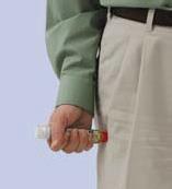 Mano che tiene una penna iniettabile pre-riempita con un cappuccio protettivo bianco e una parte colorata rossa e trasparente