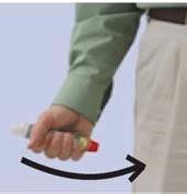 Mano che impugna una penna per iniezione con ago visibile e freccia curva che indica la direzione del movimento