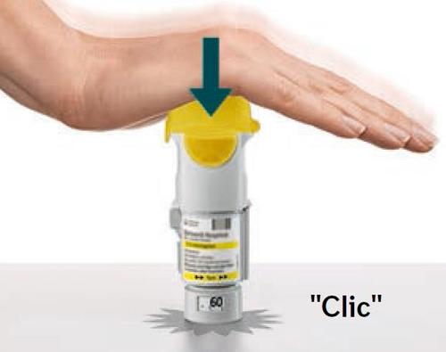 Dispositivo autoiniettante giallo e bianco con freccia blu verso il basso su braccio umano e indicazione sonora