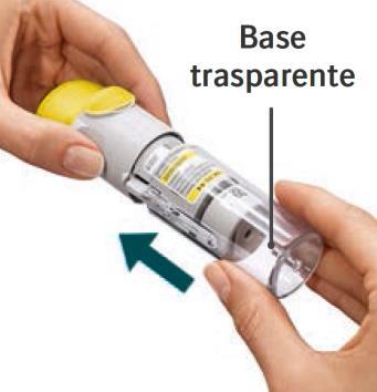 Mani che tengono un dispositivo autoiniettante con base trasparente e freccia blu indicante la direzione di utilizzo
