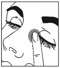 Mano che tira delicatamente verso il basso la palpebra inferiore dell