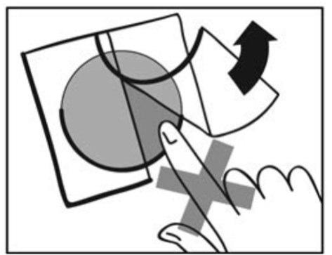 Mano che preme un dispositivo autoiniettore con una freccia nera che indica la direzione di rotazione