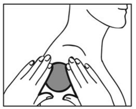 Mano che applica un batuffolo di cotone imbevuto su un