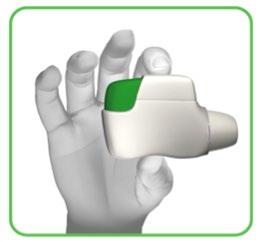 Mano che tiene un dispositivo penna iniettabile bianco con dettagli verdi, pronto per l