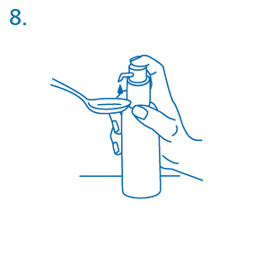 Mano che tiene un flacone e dosa il liquido in un cucchiaio da medicina con un erogatore blu