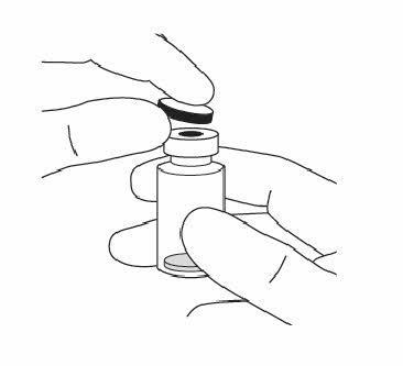 Mano che rimuove il tappo di gomma da un flaconcino di vetro trasparente con parte superiore nera