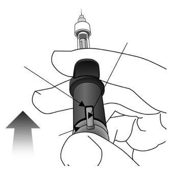 Mano che tiene un dispositivo per iniezione con pulsante nero e freccia direzionale verso l