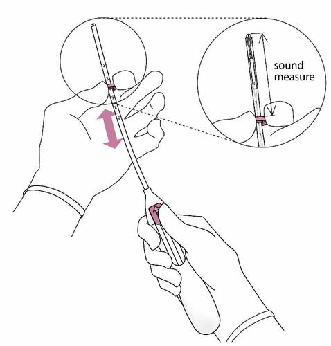 Mano che tiene un dispositivo penna per iniezione con ago esteso e indicazione di profondità di inserimento misurata