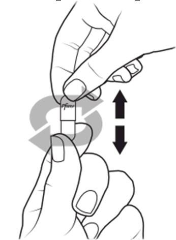 Mano che ruota il cappuccio protettivo di un ago per iniezione con frecce direzionali che indicano il movimento